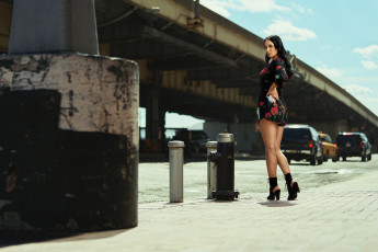 Картинка девушки -unsort+ брюнетки темноволосые костюмы городские темные волосы модель глядя на зрителя уличные wallhaven женщины открытом воздухе руки бедрах каблуки автомобиль