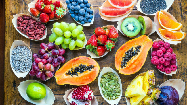 Обои картинки фото еда, фрукты,  ягоды, папайя, клубника, малина, киви, виноград