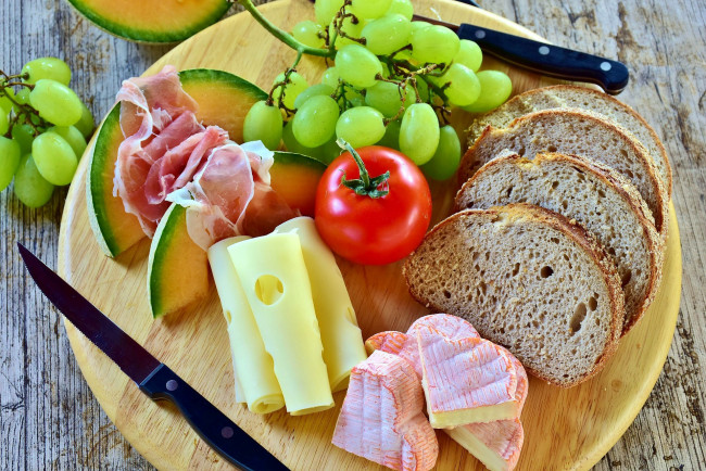Обои картинки фото еда, разное, хлеб, ветчина, дыня, виноград, сыр, томаты, помидоры