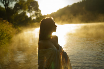 Картинка девушки -+брюнетки +шатенки шатенка блузка озеро рассвет