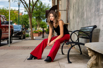 Картинка девушки -+брюнетки +шатенки улица скамейка шатенка поза красные брюки черная майка