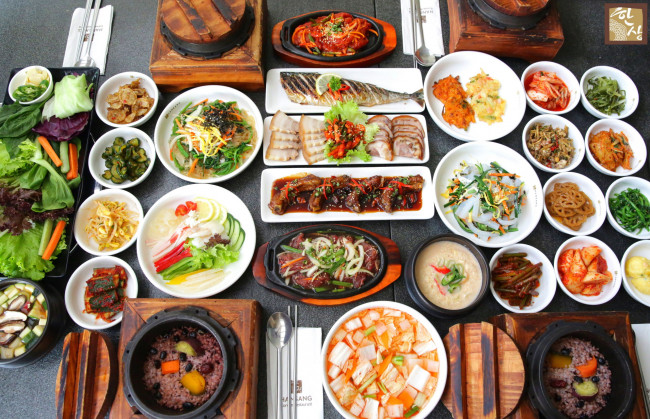 Обои картинки фото еда, разное, корейская, кухня, закуски, салаты, овощи, мясо, рыба