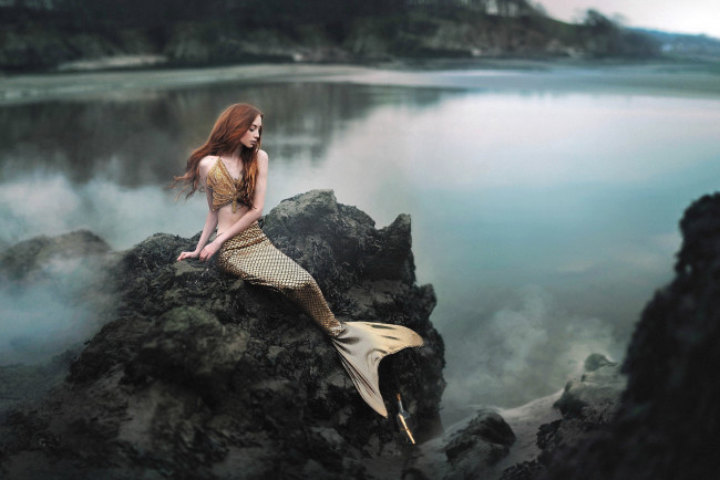 Обои картинки фото девушки, - креатив,  косплей, озеро, вода, скалы, камни, косплей, русалка