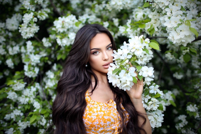 Обои картинки фото девушки, анастасия тайлакова, брюнетка, весна, цветущее, дерево