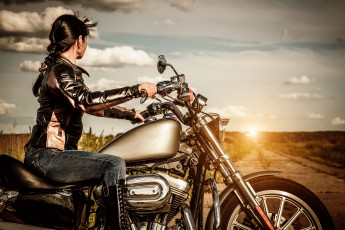 Картинка мотоциклы мото девушкой закат дорога