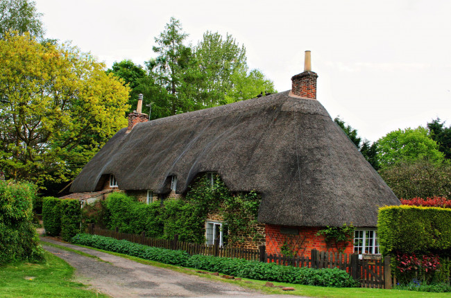 Обои картинки фото calne, wiltshire, england, города, здания, дома, ландшафт, улица, коттедж, деревья, дорога