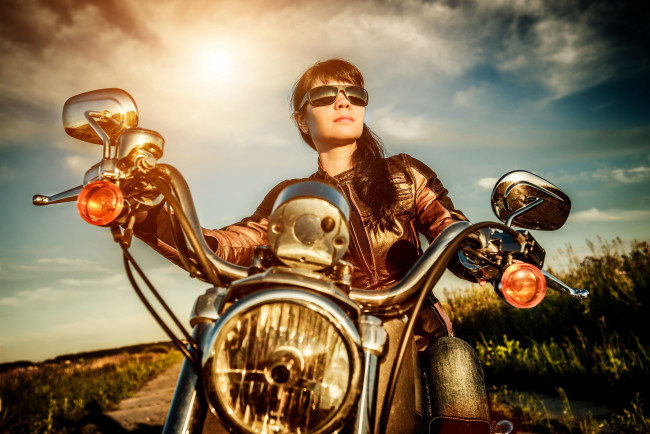 Обои картинки фото мотоциклы, мото, девушкой, очки