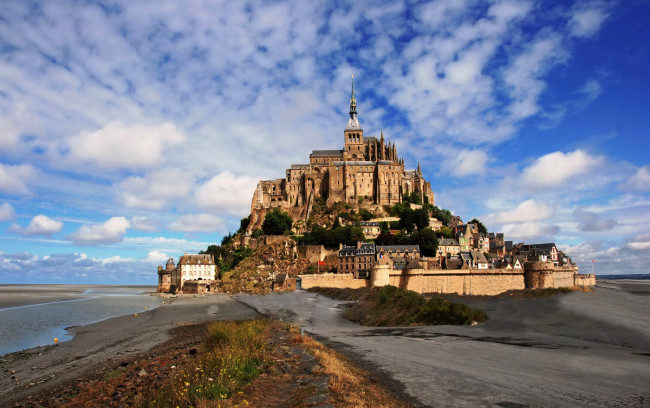Обои картинки фото mont saint michelle  france, города, крепость мон-сен-мишель , франция, дома, saint, michelle, mont, дорога, остров, france