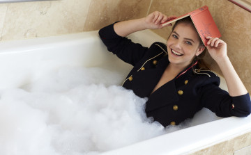 Картинка девушки barbara+palvin модель ванна пена улыбка книга жакет