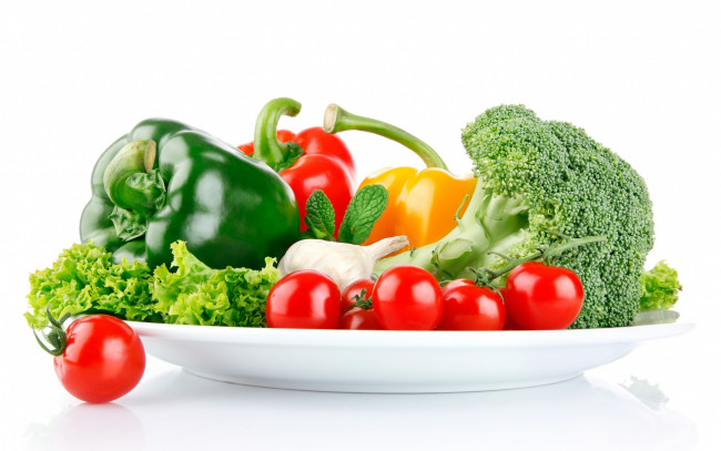 Обои картинки фото еда, овощи, помидоры, перец, чеснок, брокколи, салат