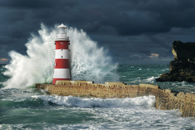 Обои картинки фото природа, маяки, маяк, шторм, волна, буря, брызги, мощь, ураган, непогода, ветер, стихия, сила, океан, море, вода
