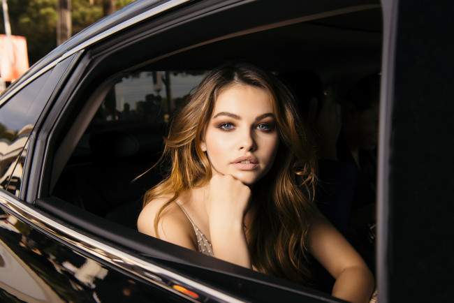 Обои картинки фото thylane blondeau, девушки, thylane, blondeau, автомобиль, авто, салон, шатенка, девушка, модель, актриса, франция, француженка, красотка, сексуальная, поза, взгляд, макияж