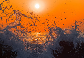 Картинка природа стихия брызги волны солнце небо море закат