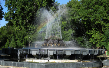 Картинка города -+фонтаны радуга вода лето струи