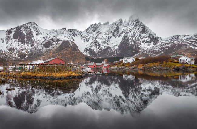 Обои картинки фото города, - здания,  дома, горы, зима, деревня, nordland, облака, норвегия, зеркало, отражение, лодки, гроза, снег