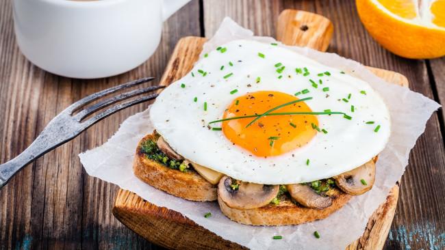 Обои картинки фото еда, Яичные блюда, шампиньоны, грибы, яйцо, глазунья