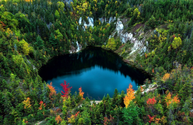 Обои картинки фото природа, реки, озера, осень, деревья, озеро, скалы