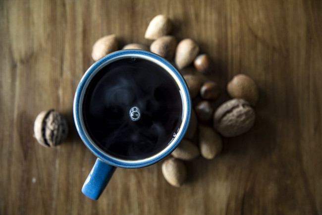 Обои картинки фото еда, кофе,  кофейные зёрна, чашка, орехи