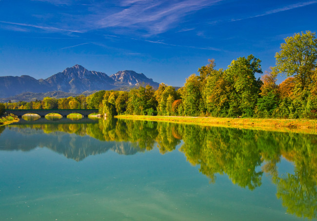 Обои картинки фото природа, реки, озера, осень, деревья, горы, мост, отражение, река, германия, бавария, germany, bavaria, bavarian, alps, баварские, альпы, залах, saalach, river