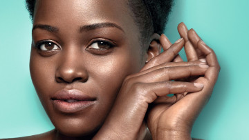 обоя lupita nyongo, девушки, lupita nyong`o, lupita, nyongo, девушка, брюнетка, темнокожая, чернокожая, актриса, мулатка, красотка, взгляд, макияж, поза, портрет, лицо