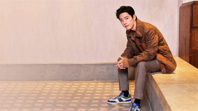Обои картинки фото мужчины, xiao zhan, актер, куртка, кроссовки
