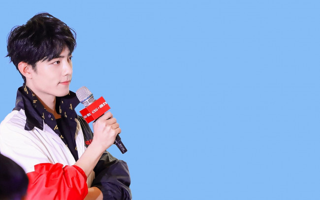 Обои картинки фото мужчины, xiao zhan, актер, куртка, микрофон