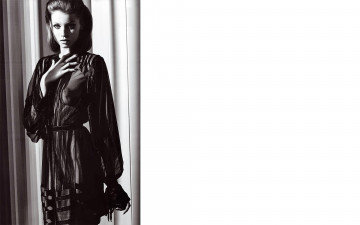 Картинка девушки abbey+kershaw модель черно-белая наряд