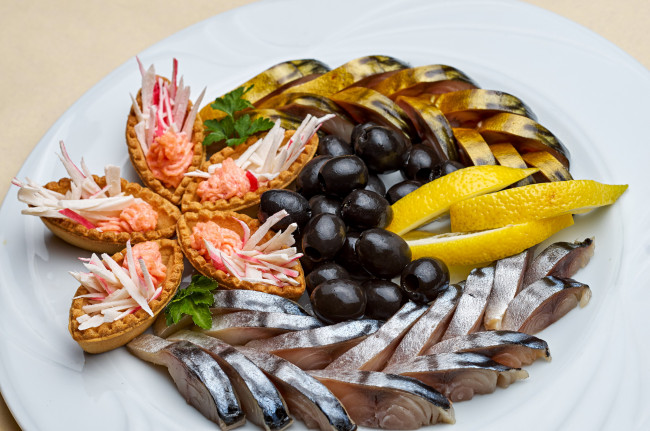Обои картинки фото еда, рыбные блюда,  с морепродуктами, селедка, копченая, скумбрия, маслины, лимон, канапе, рыбное, ассорти