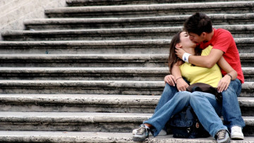Картинка разное мужчина+женщина лестница ступеньки поцелуй kiss