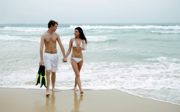 Картинка разное мужчина+женщина прогулка влюбленные море побережье волны ласты пара