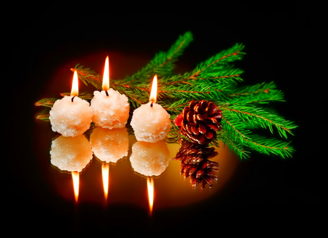 Обои картинки фото праздничные, новогодние свечи, пламя, шишка, свечи, отражение, ветка
