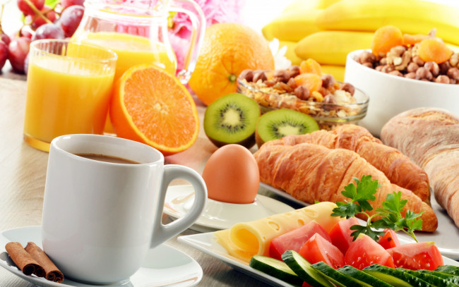 Обои картинки фото еда, разное, апельсин, сок, киви, кофе, рогалики, яйцо, сыр, помидоры, огурцы, завтрак