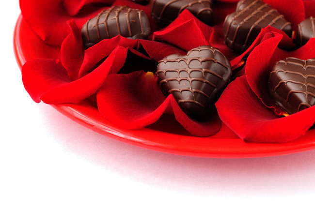 Обои картинки фото еда, конфеты,  шоколад,  сладости, блюдо, лепестки, шоколад, красный