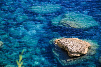 обоя природа, вода, блики, скалы, камни, рябь, берег, глубина, прозрачность, цвет, синий