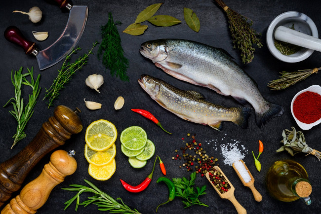 Обои картинки фото еда, рыба,  морепродукты,  суши,  роллы, специи, приправы, лайм, свежая, лимон