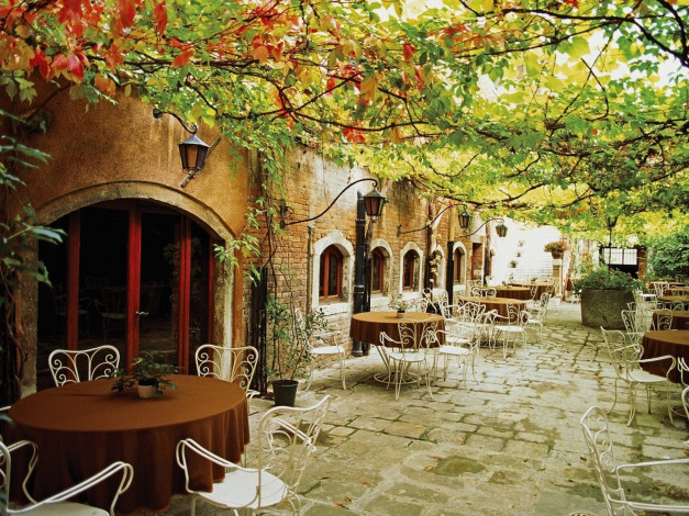 Обои картинки фото города, венеция , италия, стулья, столы, улица, кафе