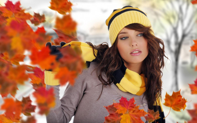 Обои картинки фото девушки, izabela magier, шатенка, модель, шапка, шарф, перчатки, свитер, осень, листья