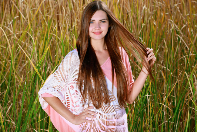 Обои картинки фото polina kadynskaya, девушки, полина кадынская , georgia a, природа, трава, поле, взгляд, стройная, красотка, поза, крашеная, шатенка, модель, девушка, susza, k, polina, kadynskaya