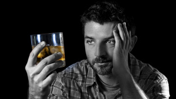 Картинка мужчины -+unsort стакан виски лед