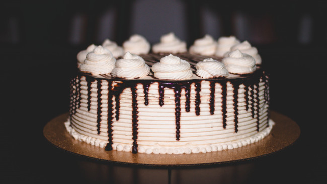 Обои картинки фото еда, торты, белый, темный, фон, завитки, подтеки, торт, крем, шоколадный, оформление