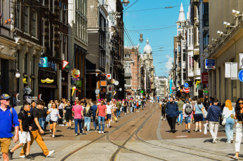 обоя города, амстердам , нидерланды, узкая, улица, прохожие, туристы
