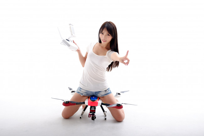 Обои картинки фото авиация, дроны, азиатска, бпла, квадрокоптер, шорты, синглетный, взгляд