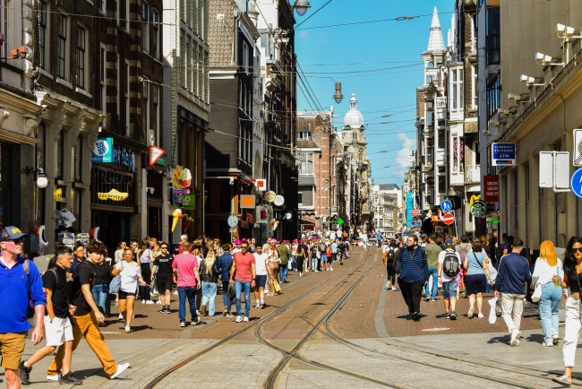Обои картинки фото города, амстердам , нидерланды, узкая, улица, прохожие, туристы
