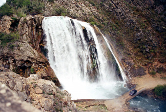 Картинка хорватия природа водопады водопад река мостик машина горы
