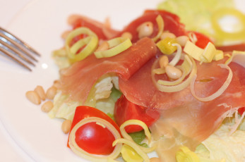Картинка салат хамоном еда салаты закуски хамон лук помидоры томаты