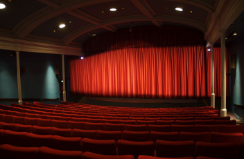 Картинка интерьер театральные концертные кинозалы сидения красный занавес