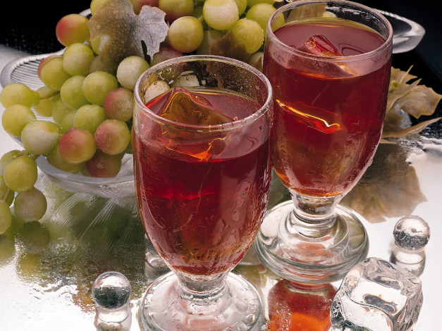 Обои картинки фото еда, напитки, вино, виноград, бокалы, лед