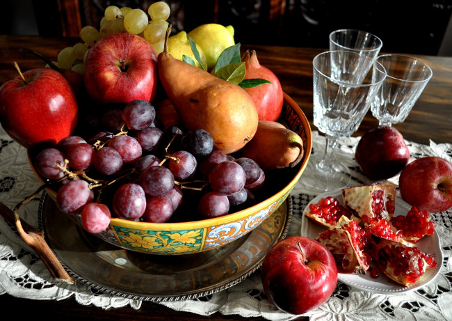 Обои картинки фото еда, фрукты, ягоды, гранат, груши, яблоко, бокалы, виноград