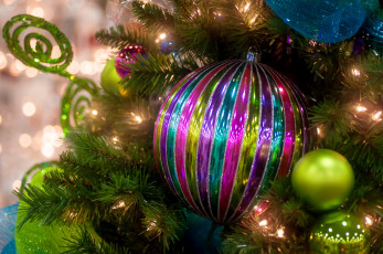 Картинка праздничные шарики полосатый