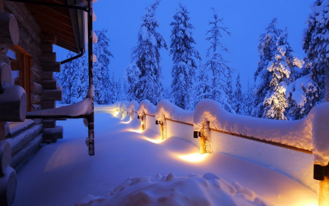 Обои картинки фото природа, зима, фонарики, ограда, ночь, снег, сугробы, домик